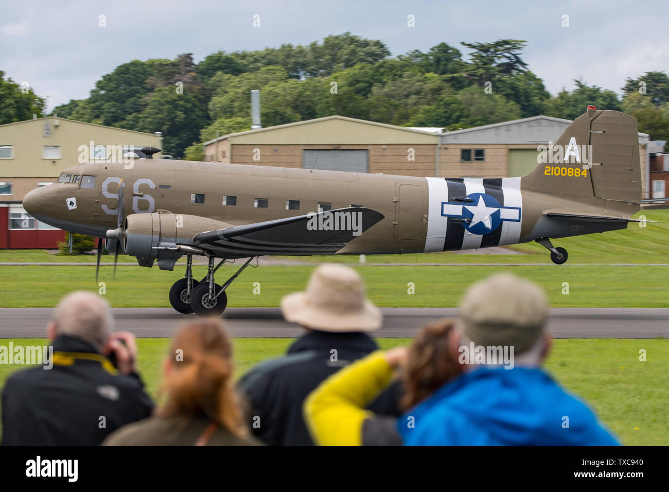 Douglas C-47 Skytrain WW2 sur des avions de transport au décollage et à l'affichage à l'Aérodrome Dunsfold, UK pour le dernier Wings & Wheels bourget sur 16/6/19. Banque D'Images