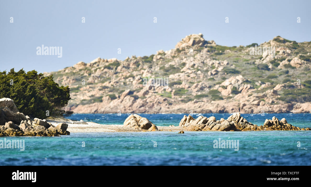 Vue imprenable sur la magnifique plage de Spiaggia di Cavalieri (Cavalieri) baignée par une mer turquoise clair. Parc national de l'archipel de La Maddalena, en Sardaigne. Banque D'Images