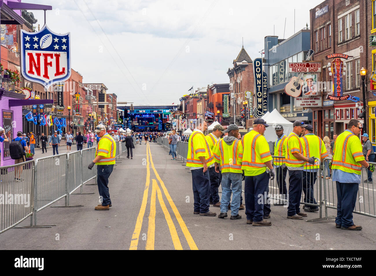 La mise en place d'ouvriers les barrières routières temporaires sur Broadway à la NFL Draft 2019 Nashville Tennessee. Banque D'Images