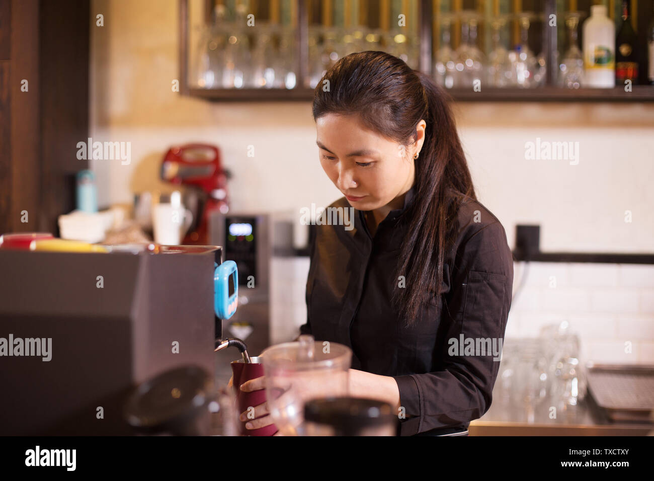 Dans waitress cafe moderne Banque D'Images
