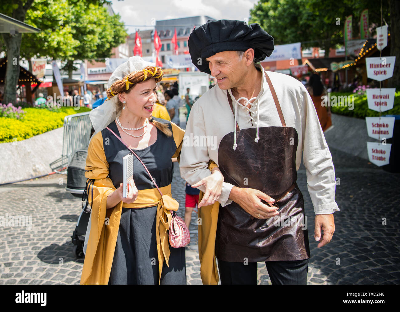 Mainz, Allemagne. 22 Juin, 2019. Leopoldine Chazeaud, comme Frau von Gutenberg en costume contemporain, et Volker Hans Johannes Gensfleisch, comme à la boutique à Gutenberg, rendez-vous sur le festival mile en face de la cathédrale. Des centaines de milliers de personnes sont attendues dans les rues et places entre Schillerplatz et les rives du Rhin au cours de Mayence Johannisnacht 2019. Crédit : Andreas Arnold/dpa/Alamy Live News Banque D'Images