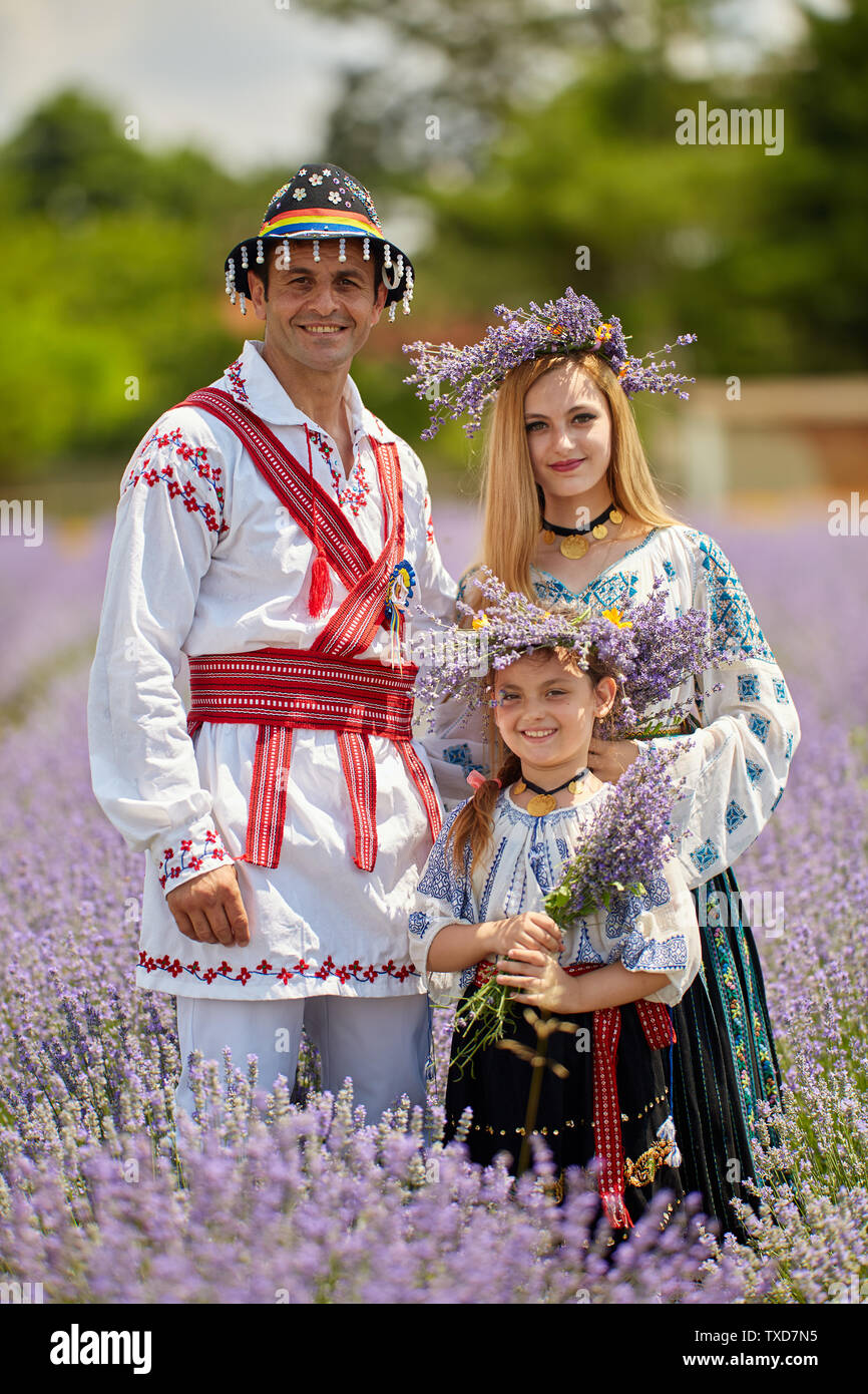 Famille en costume traditionnel roumain dans champ de lavande Photo Stock -  Alamy