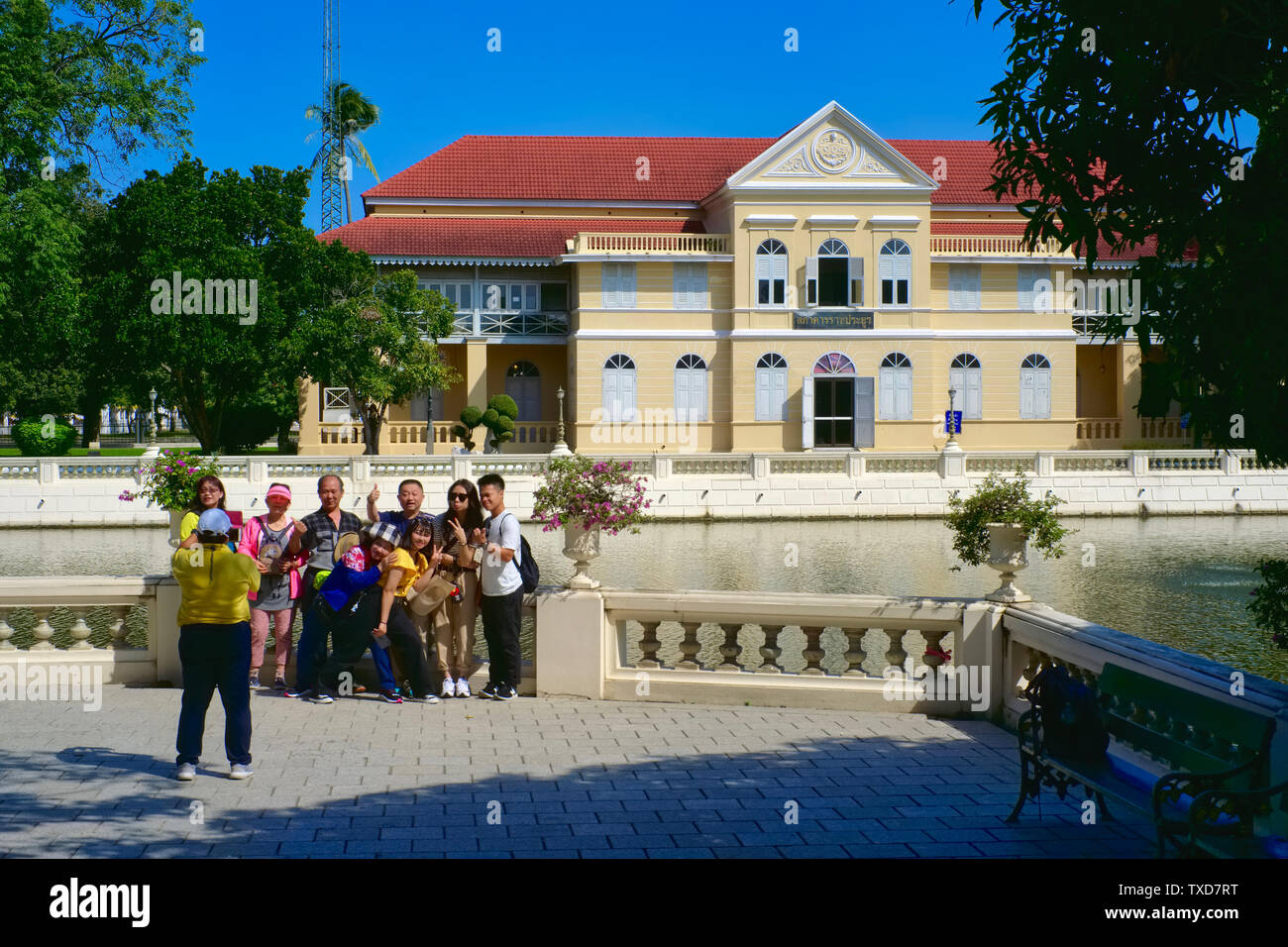Les touristes chinois posant à Bang Pa-In Palace, Thaïlande ; b/g : Saphakhan Ratchaprayun, ancien hôtel de l'Assemblée générale pour les membres de la famille royale de Thaïlande Banque D'Images