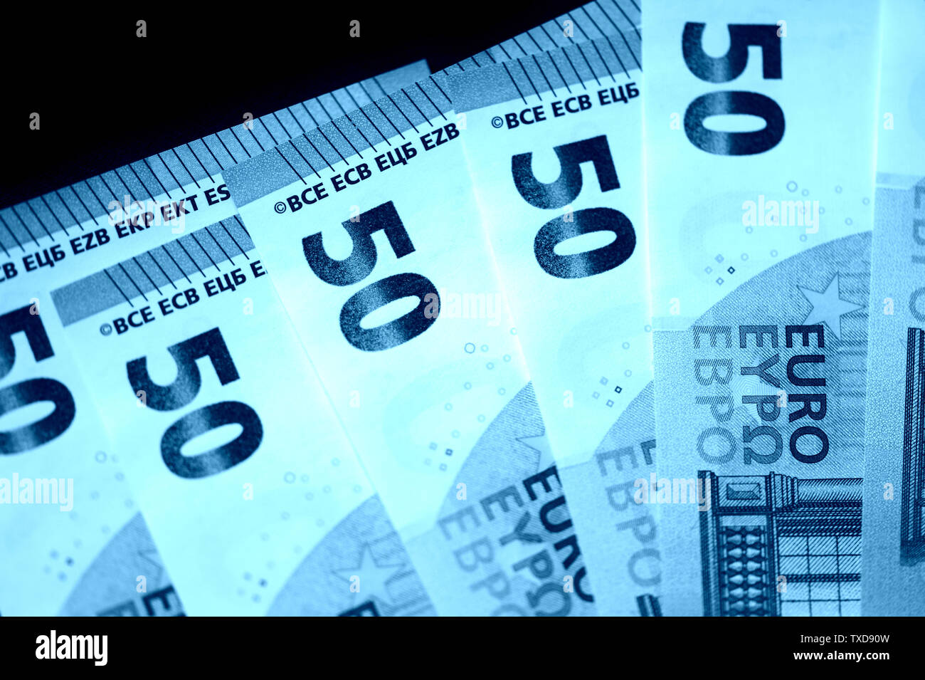 Cinquante euros notes sur un fond sombre de près. Les tons de couleur bleu Banque D'Images
