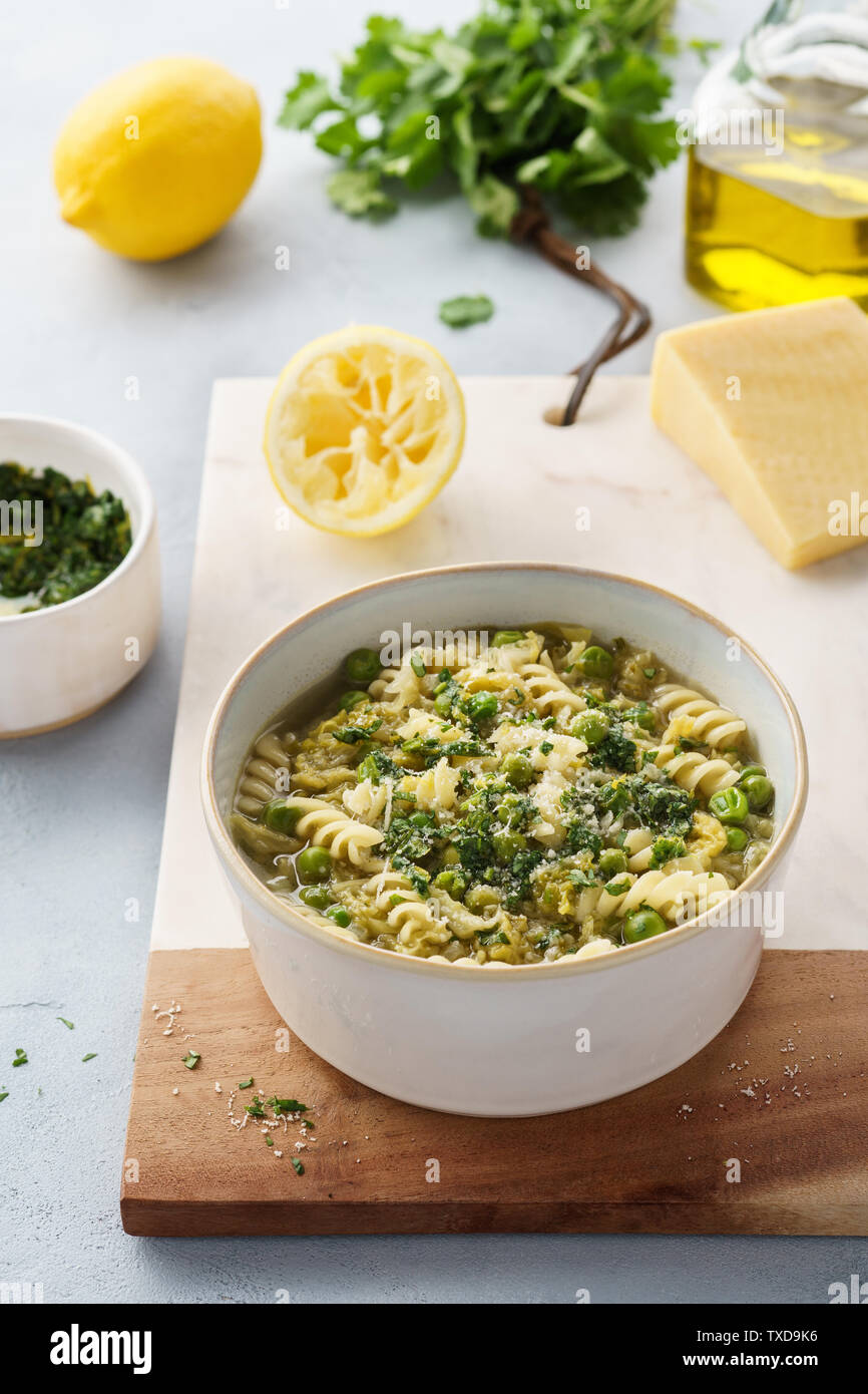 Minestrone, soupe de légumes avec des pâtes italiennes et chou. Servi avec du pesto de coriandre et parmesan. L'alimentation végétarienne saine. Banque D'Images