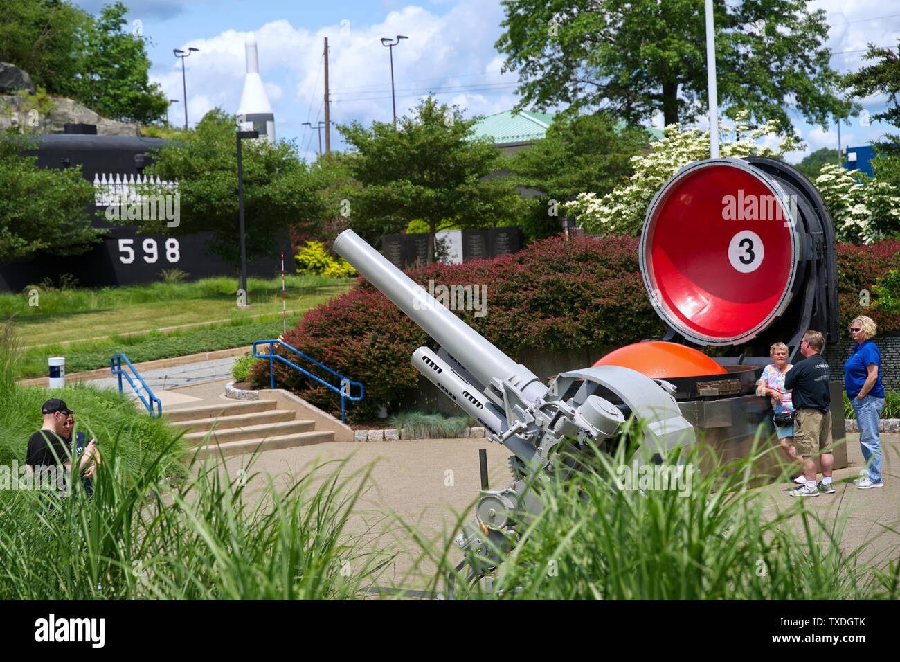 Le Musée de la force sous-marine de Groton, CT USA, juin 2019. Les touristes prendre des photos par des armes à feu de pont du passé et de missiles balistiques dans des leurs tubes d'aujourd'hui. Banque D'Images