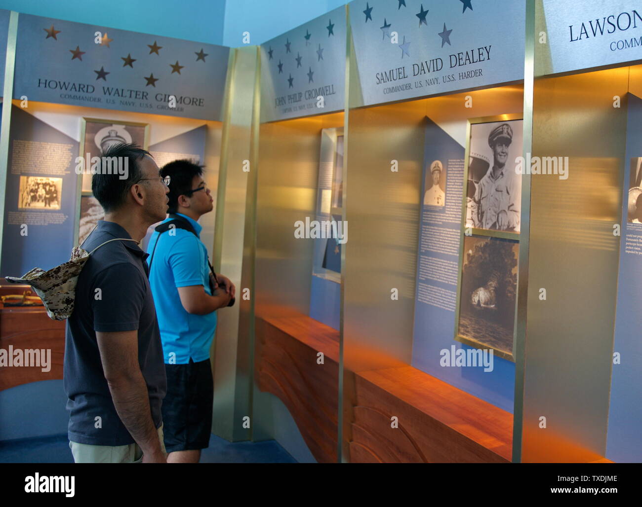 Le Musée de la force sous-marine de Groton, CT USA, juin 2019. Les visiteurs américains asiatiques lire les réalisations de certains des héros de l'ombre Banque D'Images
