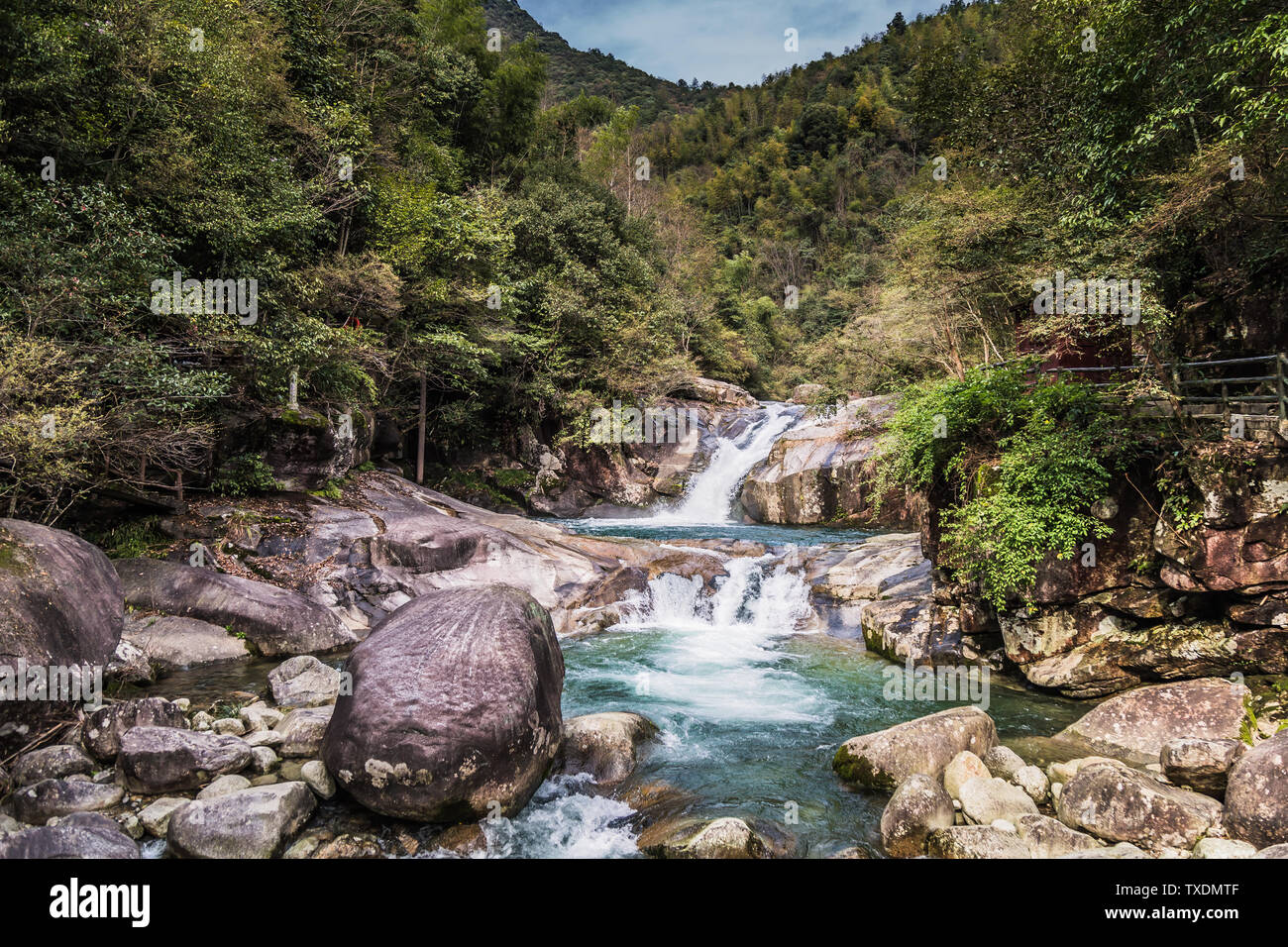 Jiangxi, Wuyuan, vallée de Wolong, cascade, l'eau d'écoulement Banque D'Images