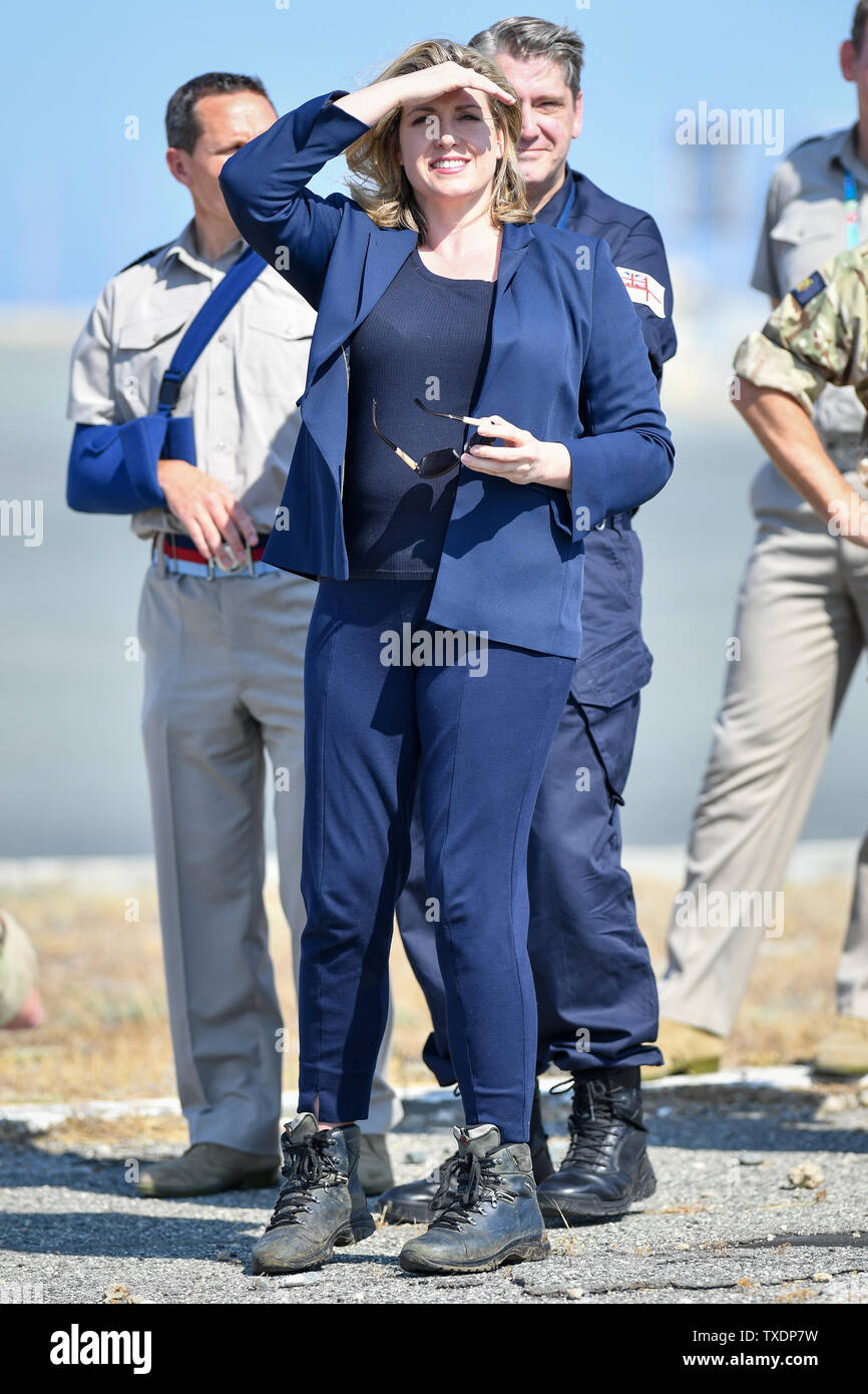 Le Secrétaire à la défense, Penny Mordaunt observe un F-35 décoller à RAF Akrotiri à Chypre, où elle a annoncé que l'avion aurait volé jusqu'à une mission opérationnelle pour la première fois qu'ils ont uni leurs efforts pour éradiquer l'État islamique. Banque D'Images