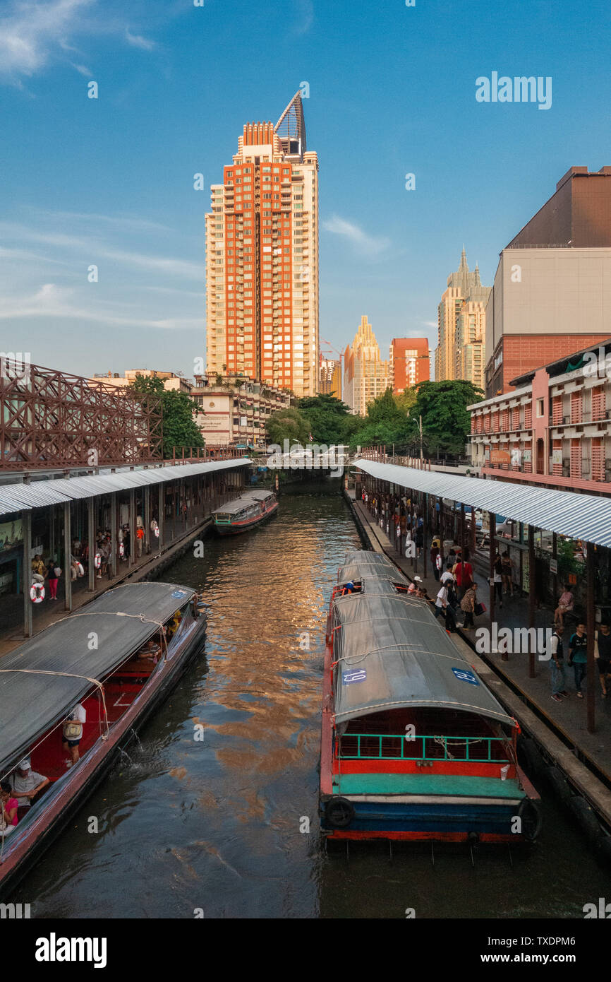 Des bateaux-mouches, à Bangkok en Thaïlande, quai au centre-ville d'attente en station pour les passagers de monter à bord. Bateaux et ferries sont un autre moyen populaire de Banque D'Images