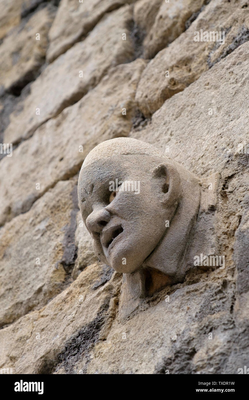 Sculptures tête grotesque sur le mur Walcot Street Bath Somerset UK. Un théâtre naturel conehead Banque D'Images