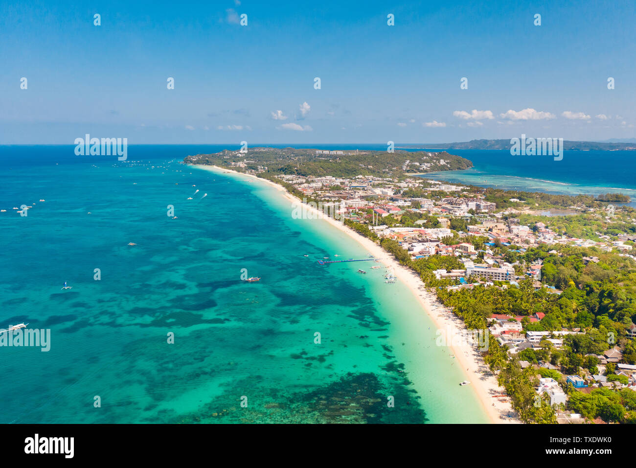 La côte de l'île de Boracay. Plage de sable blanc et sa mer limpide ...