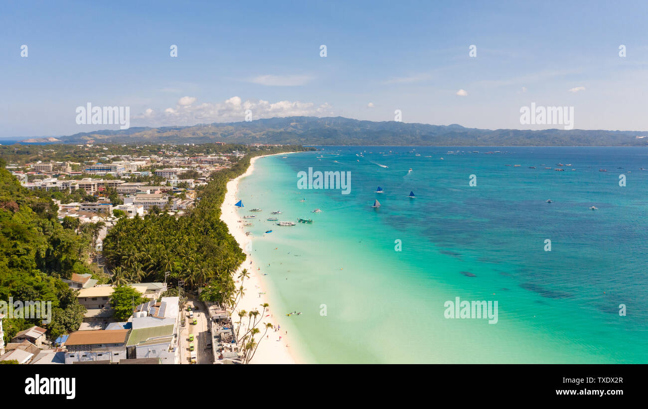 La côte de l'île de Boracay. Plage de sable blanc et sa mer limpide ...