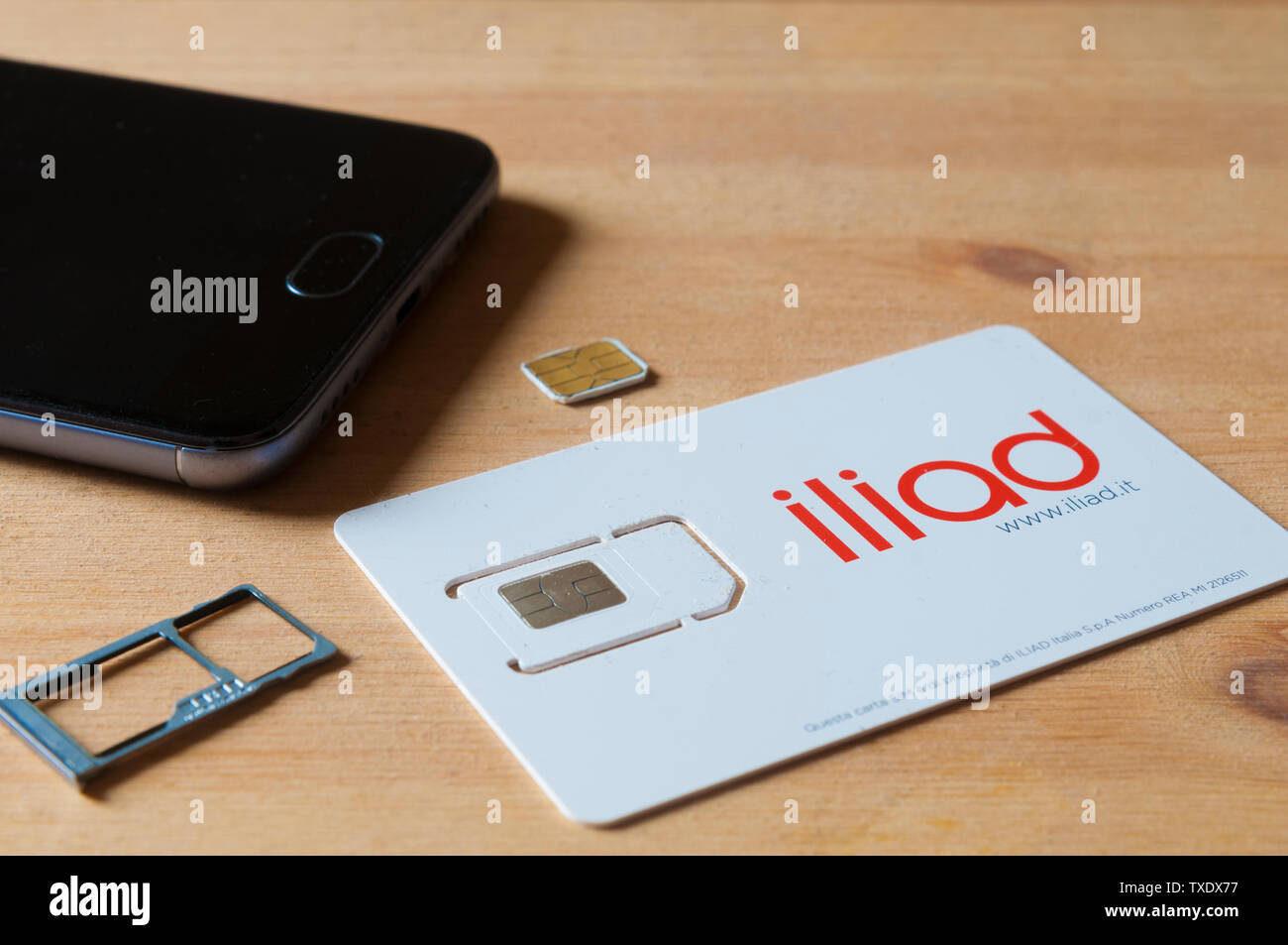 CARRARA, ITALIE - 25 juin 2019 - Une carte sim de l'opérateur français Iliad, récemment actif en Italie prêt à être inséré dans un smartphone Banque D'Images