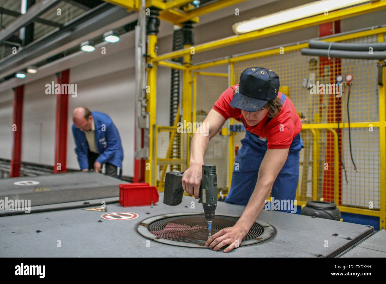 Magdeburg, Allemagne, le 4 juin 2012 - Les employés de la Deutsche Bahn Contrôle et nettoyage de la climatisation d'un train régional afin d'assurer une fiabilité élevée dans l'été. Banque D'Images