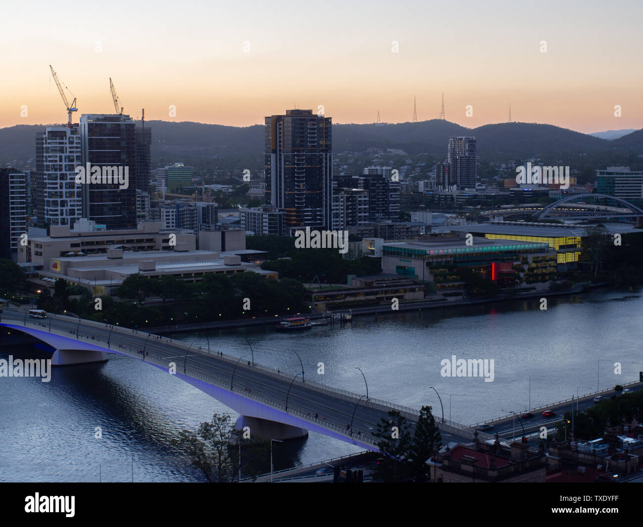 La rivière Brisbane Brisbane City et dans la soirée Banque D'Images