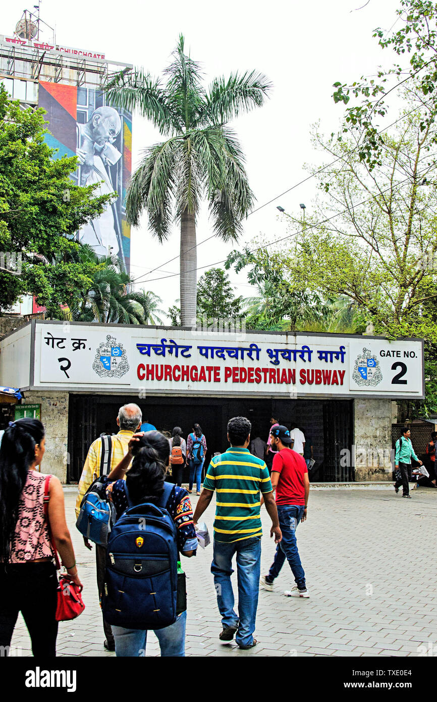 La porte de l'église entrée du métro pour piétons, Mumbai, Maharashtra, Inde, Asie Banque D'Images