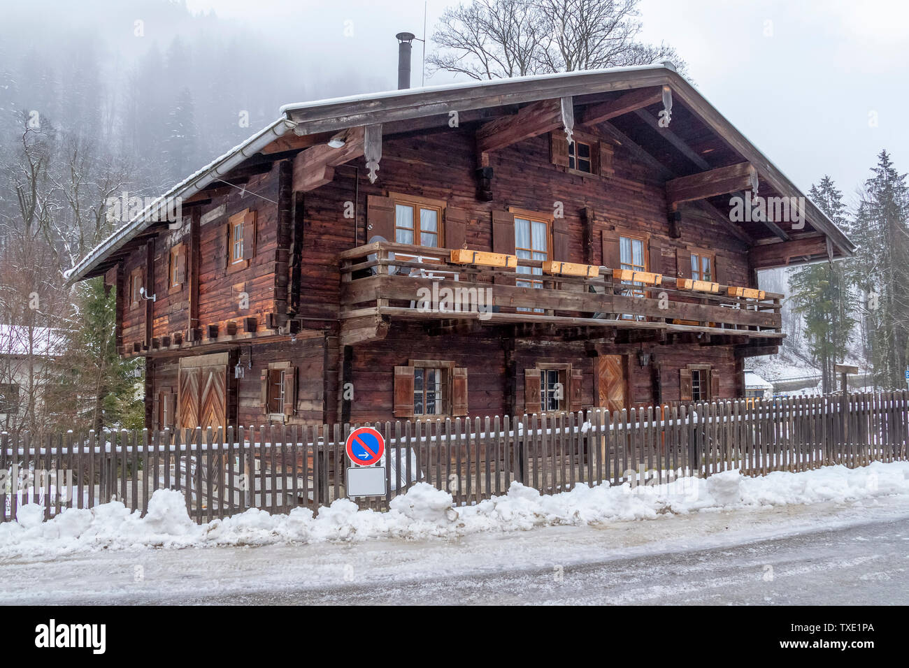 Paysage d'hiver y compris une maison traditionnelle autour de Ramsau bei Berchtesgaden en Allemagne Banque D'Images