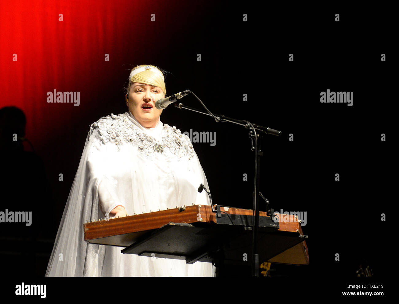 Prague, République tchèque. 24 Juin, 2019. Groupe de musique australien Dead Can Dance effectue à Prague, en République tchèque, le 24 juin 2019. Sur la photo est vue Lisa Gerrard. Credit : Katerina Sulova/CTK Photo/Alamy Live News Banque D'Images