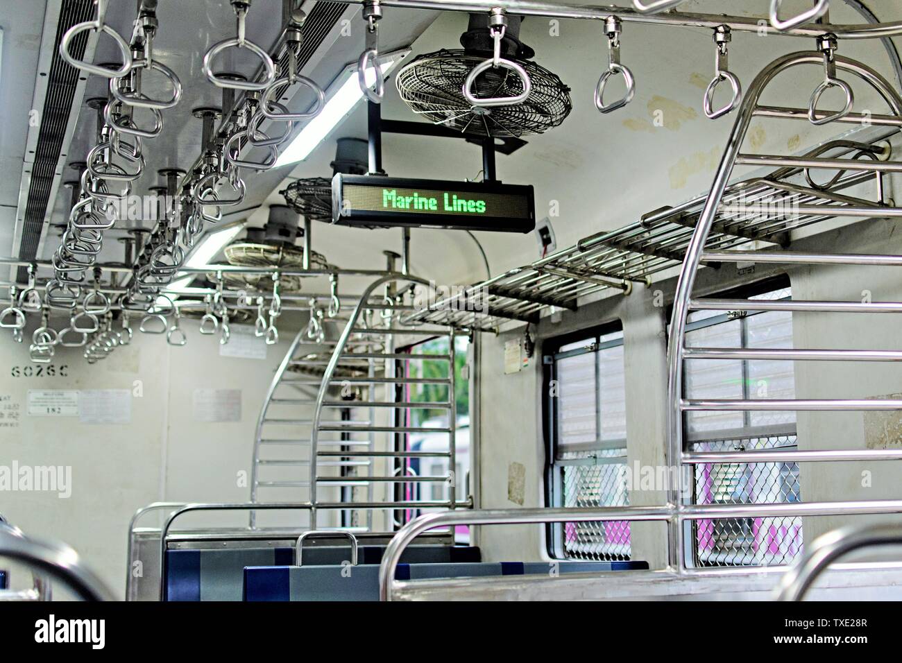 Indicateur en train local, marine lines railway station, Mumbai, Maharashtra, Inde, Asie Banque D'Images