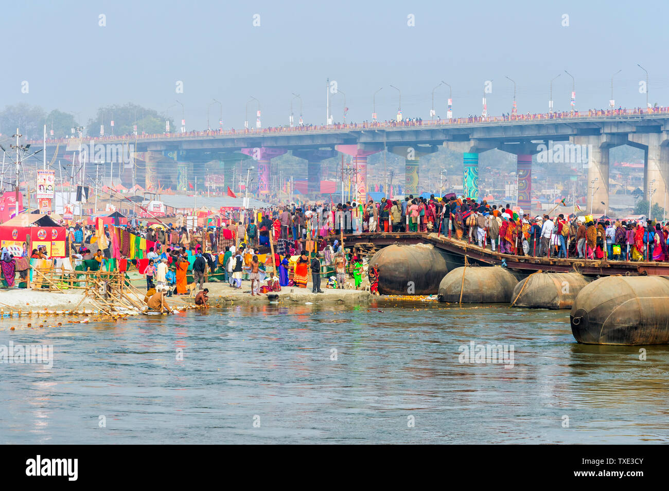 Pèlerins traversant le Gange sur un pont temporaire, Allahabad Kumbh Mela, le plus grand rassemblement religieux du monde, de l'Uttar Pradesh, Inde Banque D'Images