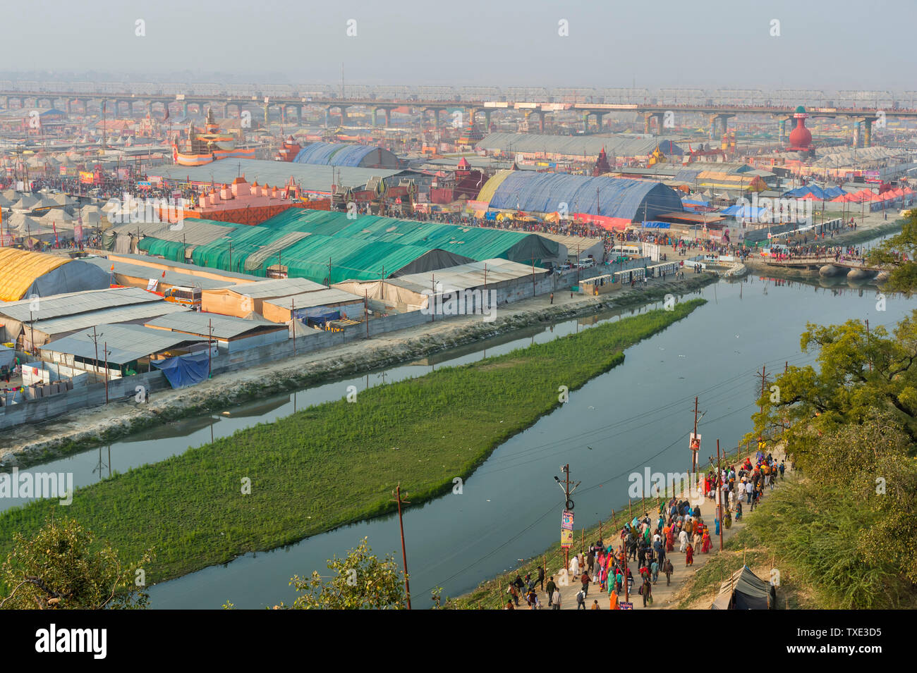 Compte tenu de la soirée Allahabad Kumbh Mela, le plus grand rassemblement religieux du monde, de l'Uttar Pradesh, Inde Banque D'Images