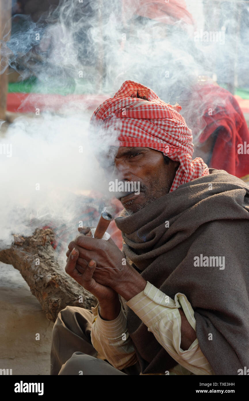 Les hommes indiens fumeurs de haschisch, Allahabad Kumbh Mela, le plus grand rassemblement religieux, de l'Uttar Pradesh, Inde Banque D'Images