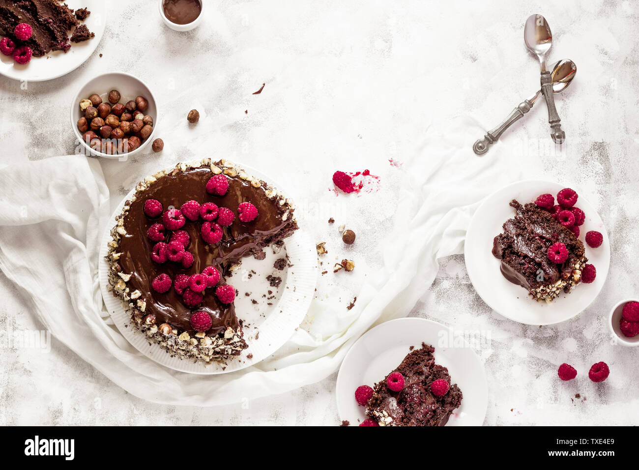Gâteau au chocolat framboise. Arrière-plan blanc. Sauce au chocolat. Close up. Banque D'Images
