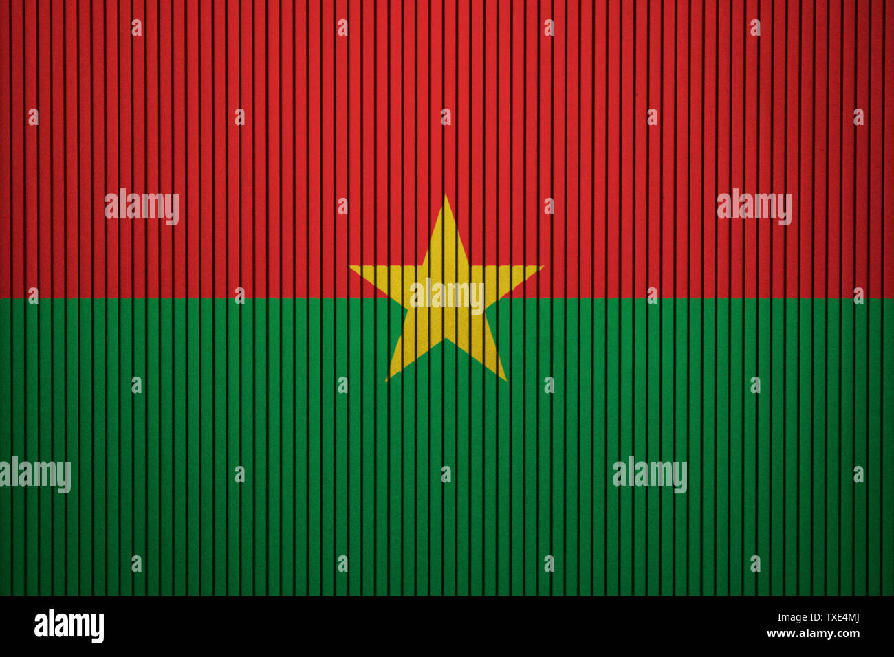 Burkina Faso drapeau peint sur le mur de béton fissuré grunge Banque D'Images
