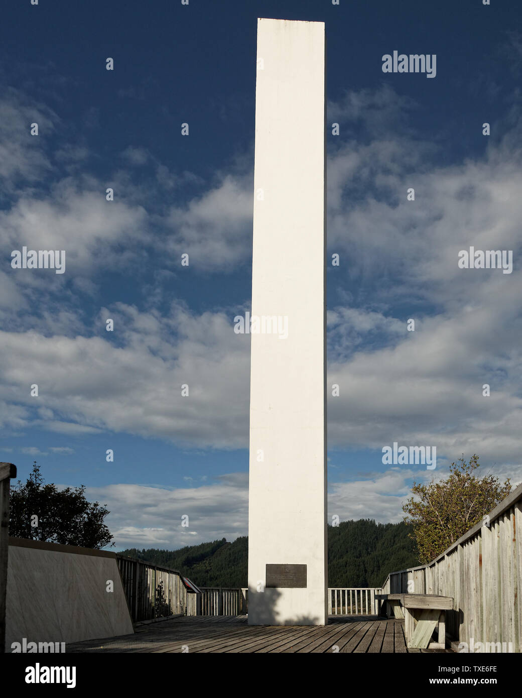 Mémorial à Abel Tasman, découvreur de la Nouvelle Zélande, donnés par la reine Juliana des Pays-Bas en Ligar Bay, Nouvelle-Zélande. Banque D'Images
