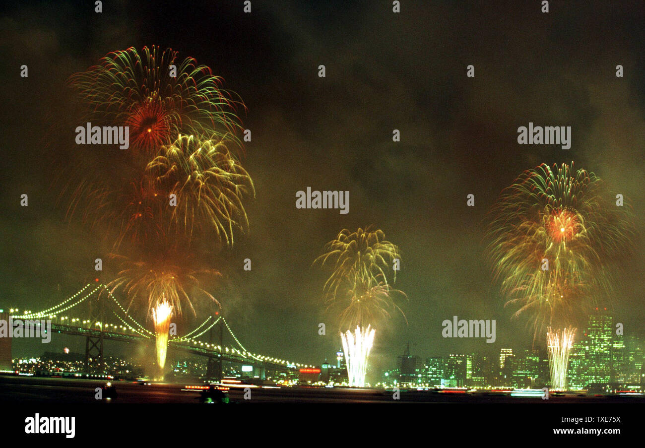 OCP2000010102 - 01 janvier 2000 - SAN FRANCISCO, CALIFORNIE, USA : feux d'artifice explosent le long de la côte de San Francisco à bord de l'herald en 2000 peu après minuit, début janvier 1. À gauche, c'est la San Francisco-Oakland Bay Bridge. jr/dy/David Yee UPI Banque D'Images