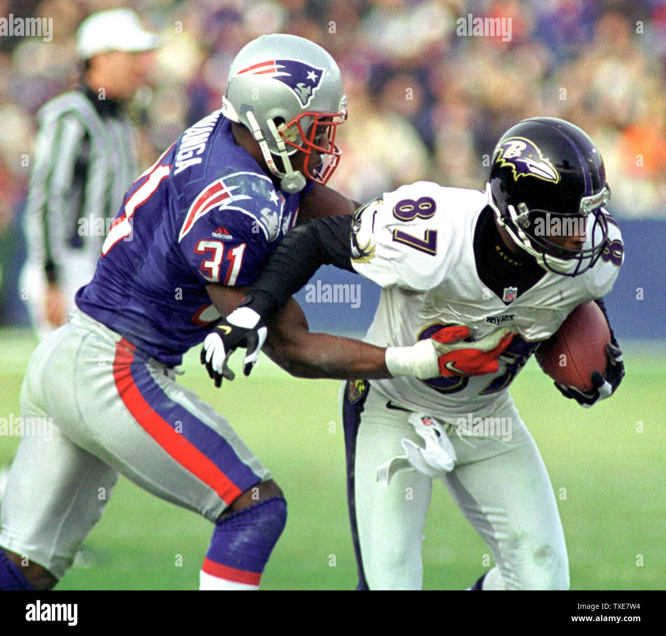 FOX2000010201 - 02 janvier 2000 - FOXBORO, Massachusetts, USA : Le New England Patriots Kato Serwanga, gauche, obtient ahold des Ravens de Baltimore Qadry Ismail, 2 janvier, à Foxboro Stadium à Foxboro. Les Patriotes ont remporté 20-3. jr/lkm/Lee K. Marriner UPI Banque D'Images