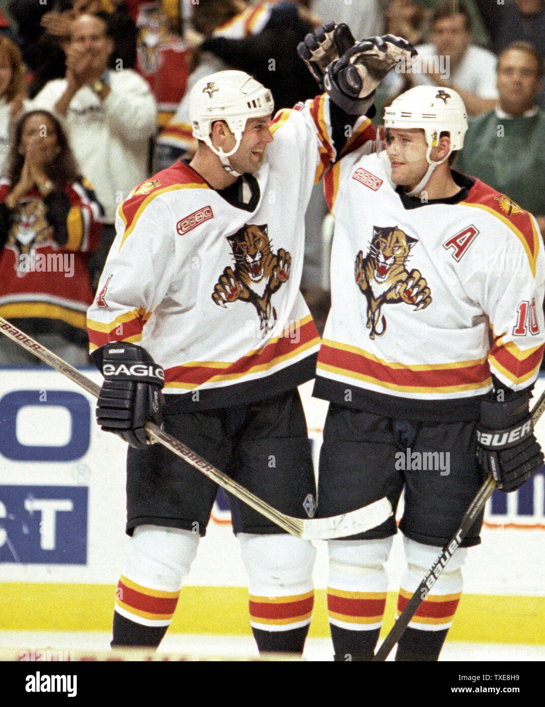 MIA2000020205 - 02 février 2000 - Miami, Floride, USA : Florida Panthers Pavel Bure (10) célèbre avec coéquipier Bret Hedican Bure (4) après avoir marqué son deuxième but de la nuit dans la deuxième période. Les Panthère défait le Canadien 3-1 , le 2 février, lors de la National Car Rental Center. jr/Mo/Michael Bush UPI Banque D'Images