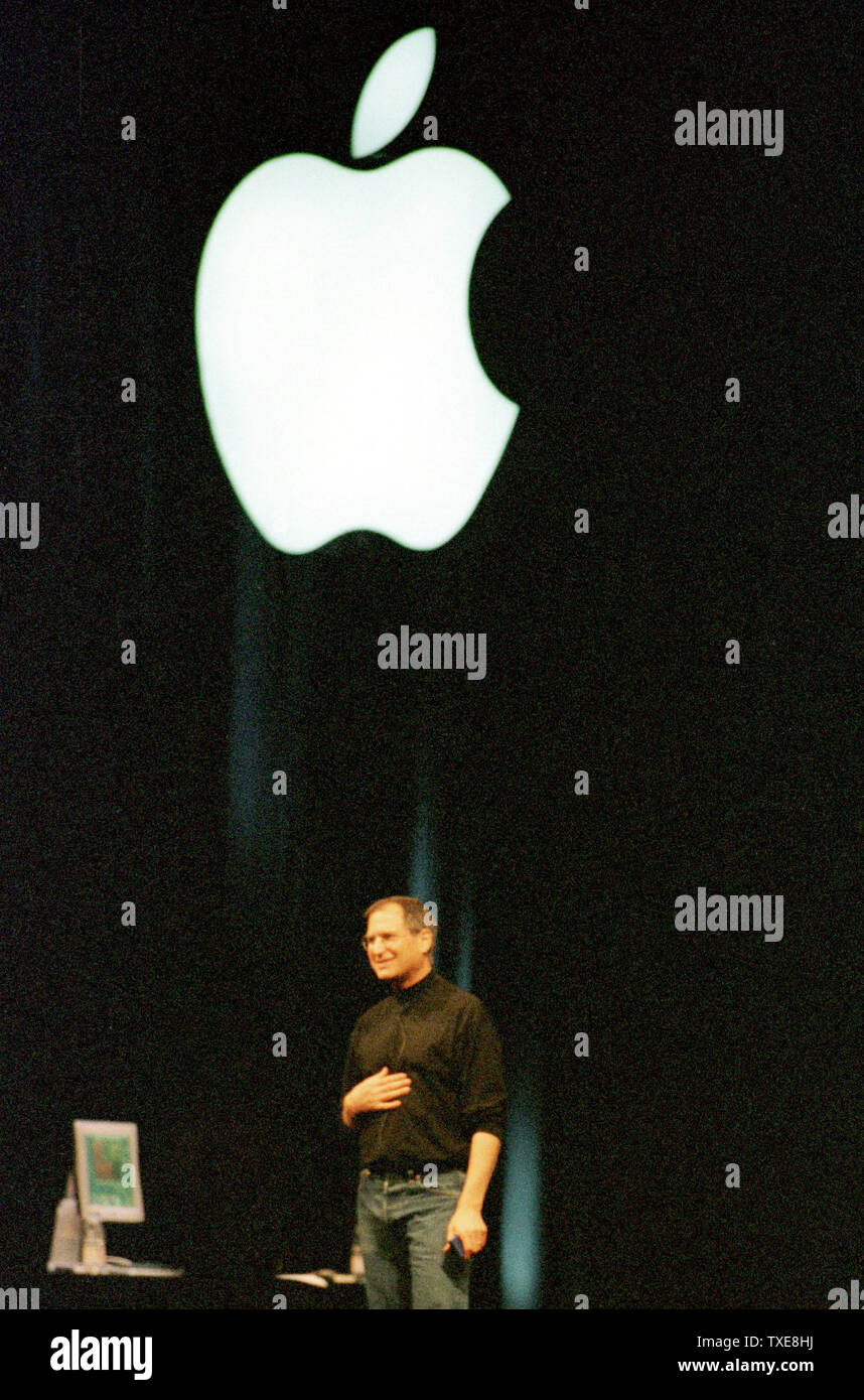 OCP2000010501 - 05 janvier 2000 - SAN FRANCISCO, CALIFORNIE, USA : Steve Jobs ne regarde la foule applaudir son annonce qu'il allait devenir le chef de l'exécutif permanent de Apple Computer Inc. après avoir été président-directeur général par intérim pendant deux ans, le 5 janvier. L'emploi a fait l'annonce à la fin de son discours lors de la MacWorld Expo. jr/dy/David Yee UPI Banque D'Images