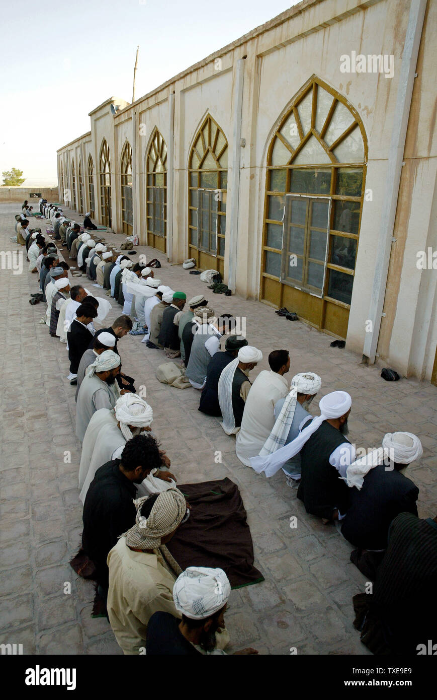 Les musulmans prient à l'Afghane Khwaja 'Abd Allah Ansari de culte, d'un mobilier funéraire composé (hazira) à Herat qui abrite la tombe du saint et mystique soufi Khwajah Abdullah Ansari aussi connu comme le gardien pir (sage) d'Herat, Afghanistan, le 12 août 2009. L'élection présidentielle en Afghanistan aura lieu le 20 août. UPI/Mohammad Kheirkhah Banque D'Images