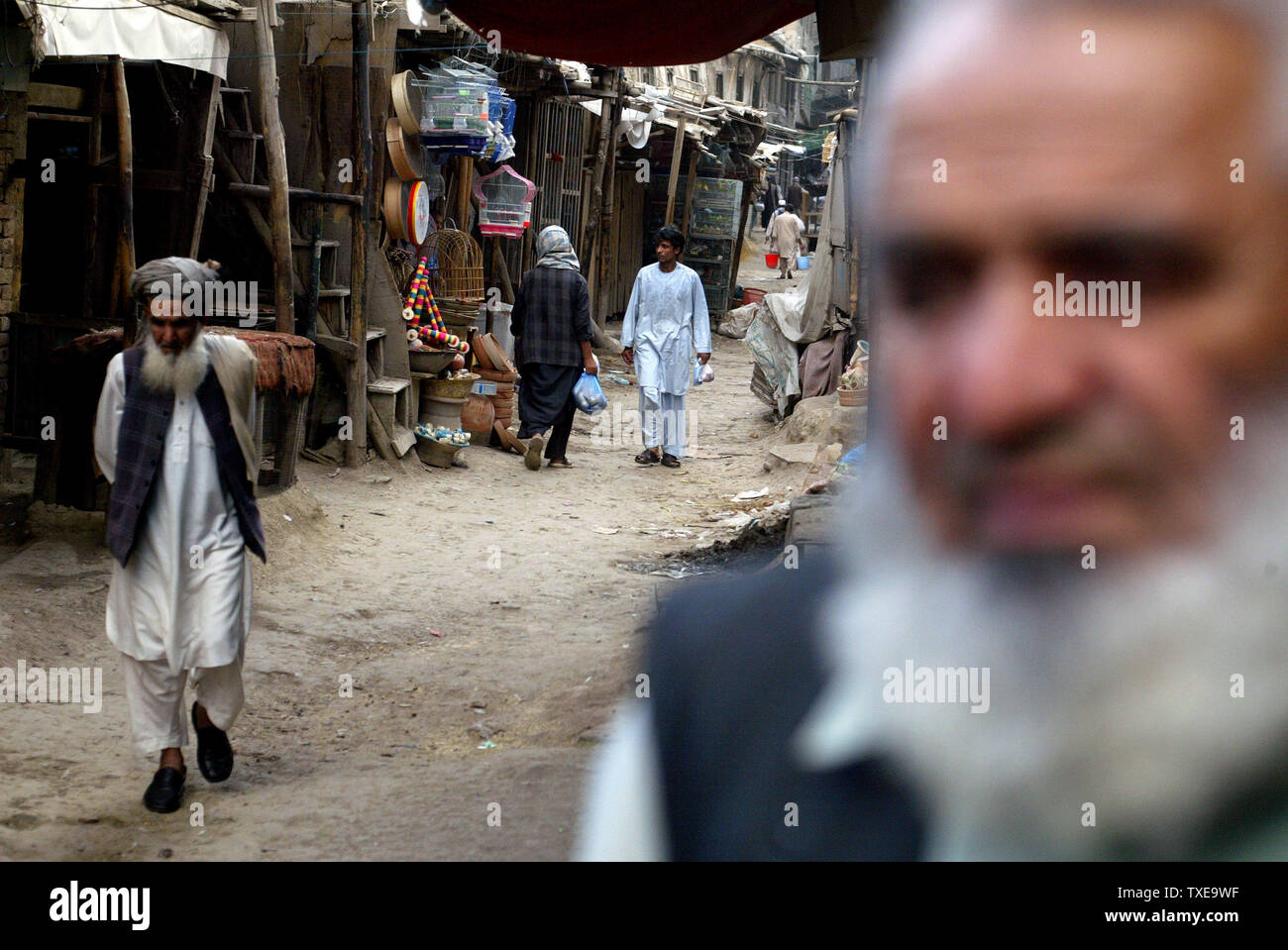 Les gens se déplacent dans une allée pendant le Ramadan à Kaboul, en Afghanistan, le 1 septembre 2009. Durant le mois de Ramadan, le neuvième mois du calendrier islamique, les Musulmans s'abstiennent de manger, de boire et de fumer du lever au coucher du soleil. UPI/Mohammad Kheirkhah Banque D'Images