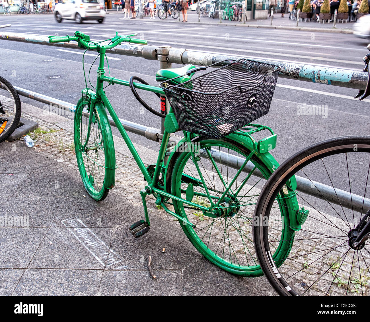 Bicyclette verte annonce NORDBRAND Pfefferminz liquor festival pop-up & plage urbaine à Mein Haus am see en Mitte-Berlin bar Brunnenstrasse, Banque D'Images