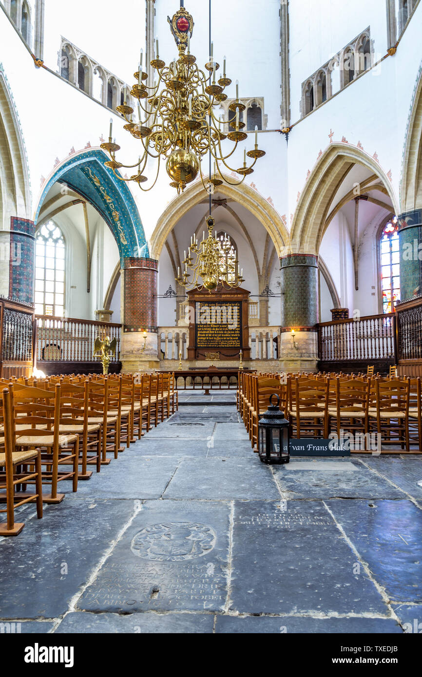 Haarlem, Pays-Bas - 31 mai 2019 : l'intérieur de l'Église Saint-bavon à Haarlem ou grand avec de graves de Frans Hals un célèbre Dutch painter. Banque D'Images