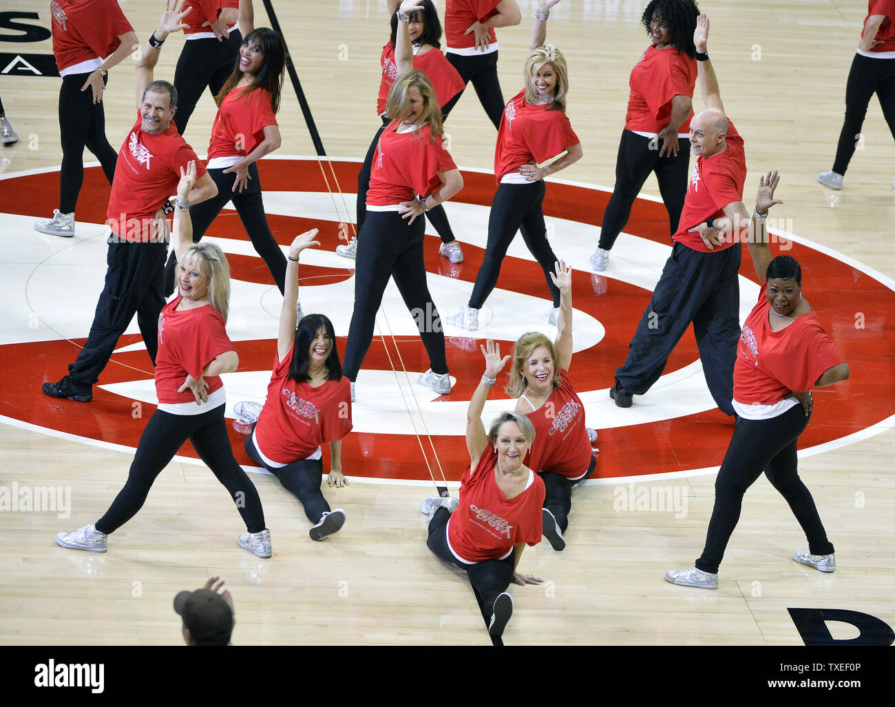 L'équipage de danse classique d'argent à maturité de l'équipe effectue au cours de la première moitié d'un match de la NBA entre les Atlanta Hawks et les Brooklyn nets à la Philips Arena d'Atlanta, le 28 janvier 2015. Photo de David Tulis/UPI Banque D'Images