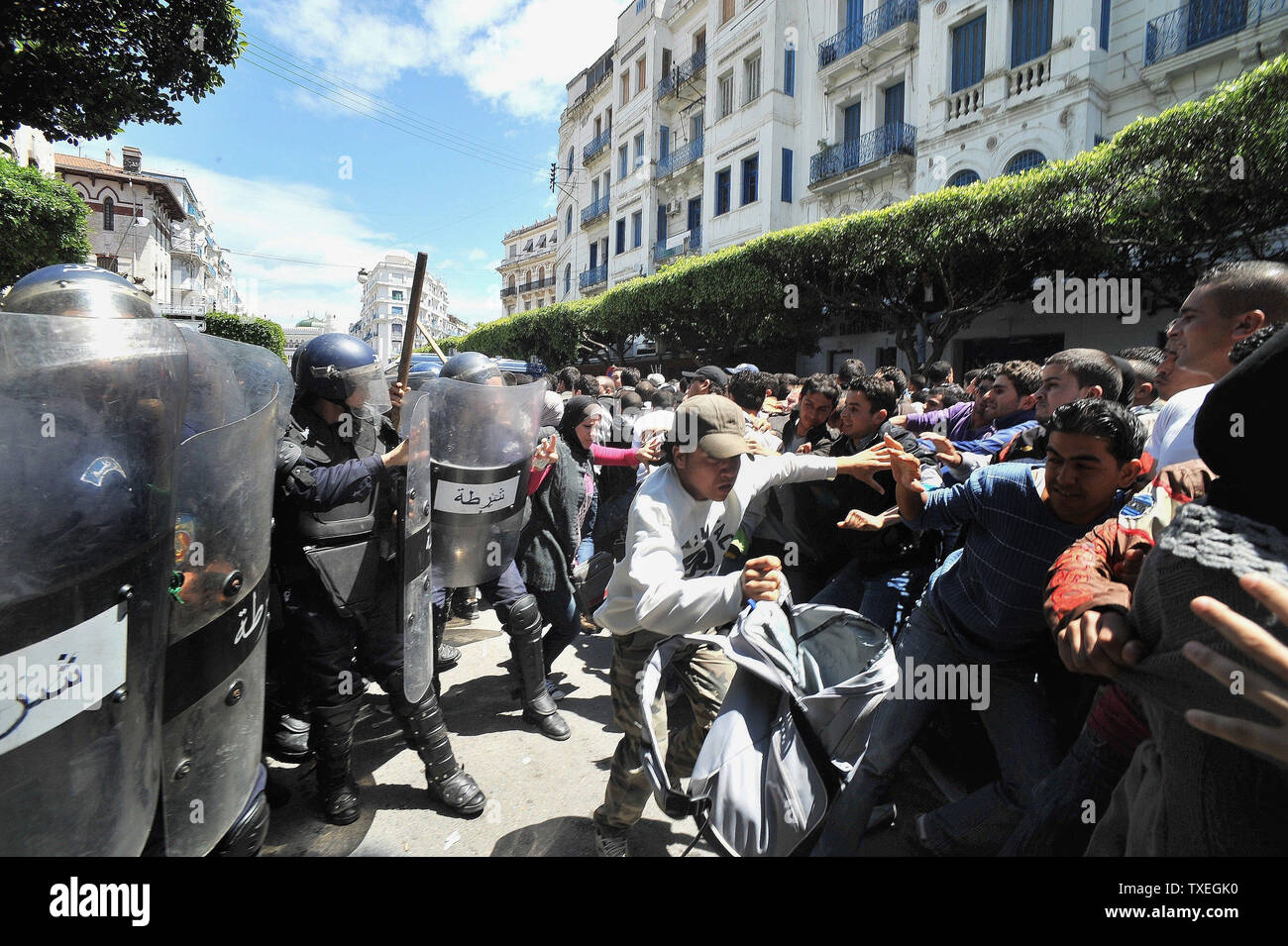 Des centaines d'étudiants algériens exigeant le changement politique démontrer le 2 mai 2011 dans le centre d'Alger. Des affrontements ont éclaté entre les forces de sécurité et les étudiants, en laissant au moins neuf personnes blessées, dont trois policiers. Les étudiants avaient prévu de se rencontrer à Alger' bureau de poste central, qui est un monument dans la capitale, et en mars sur les édifices gouvernementaux à environ deux kilomètres, mais aussi de la police s'est avéré par centaines. Les élèves ont essayé plusieurs fois de briser la barrière de la police et de la police ont commencé à utiliser leurs matraques, tandis que leurs adversaires ont lancé un projectile fait de gla Banque D'Images