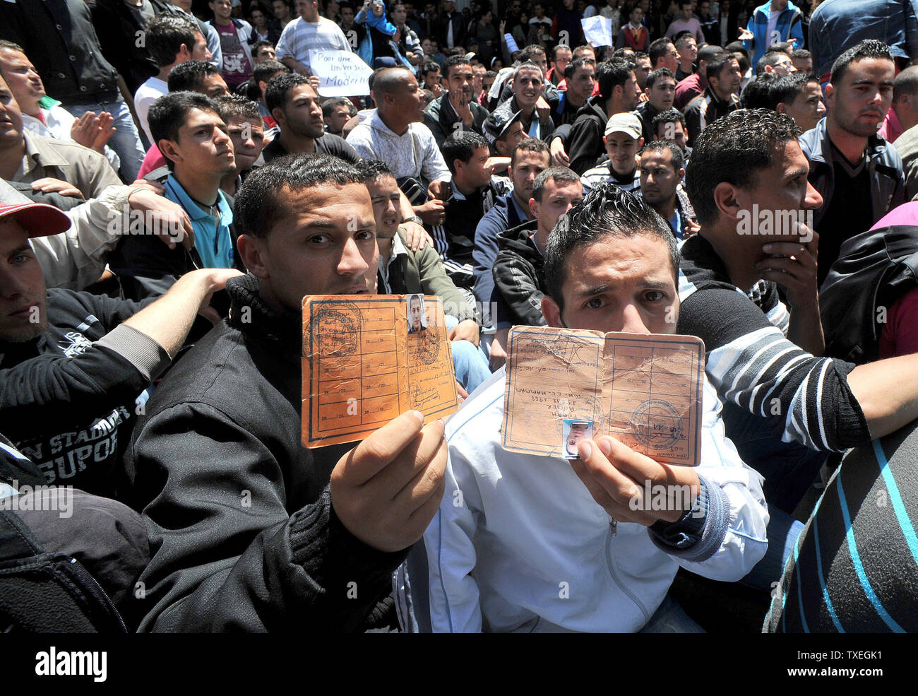 Des centaines d'étudiants algériens exigeant le changement politique démontrer le 2 mai 2011 dans le centre d'Alger. Des affrontements ont éclaté entre les forces de sécurité et les étudiants, en laissant au moins neuf personnes blessées, dont trois policiers. Les étudiants avaient prévu de se rencontrer à Alger' bureau de poste central, qui est un monument dans la capitale, et en mars sur les édifices gouvernementaux à environ deux kilomètres, mais aussi de la police s'est avéré par centaines. Les élèves ont essayé plusieurs fois de briser la barrière de la police et de la police ont commencé à utiliser leurs matraques, tandis que leurs adversaires ont lancé un projectile fait de gla Banque D'Images