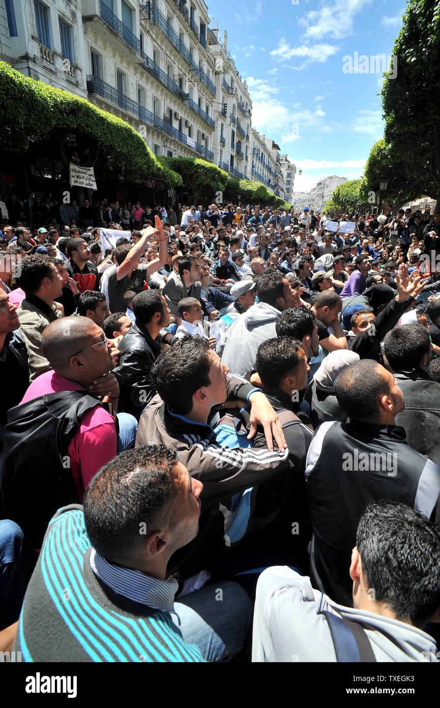 Des centaines d'étudiants algériens exigeant le changement politique démontrer le 2 mai 2011 dans le centre d'Alger. Des affrontements ont éclaté entre les forces de sécurité et les étudiants, en laissant au moins neuf personnes blessées, dont trois policiers. Les étudiants avaient prévu de se rencontrer à Alger' bureau de poste central, qui est un monument dans la capitale, et en mars sur les édifices gouvernementaux à environ deux kilomètres, mais aussi de la police s'est avéré par centaines. Les élèves ont essayé plusieurs fois de briser la barrière de la police et de la police ont commencé à utiliser leurs matraques, tandis que leurs adversaires ont lancé un projectile fait de gla Banque D'Images