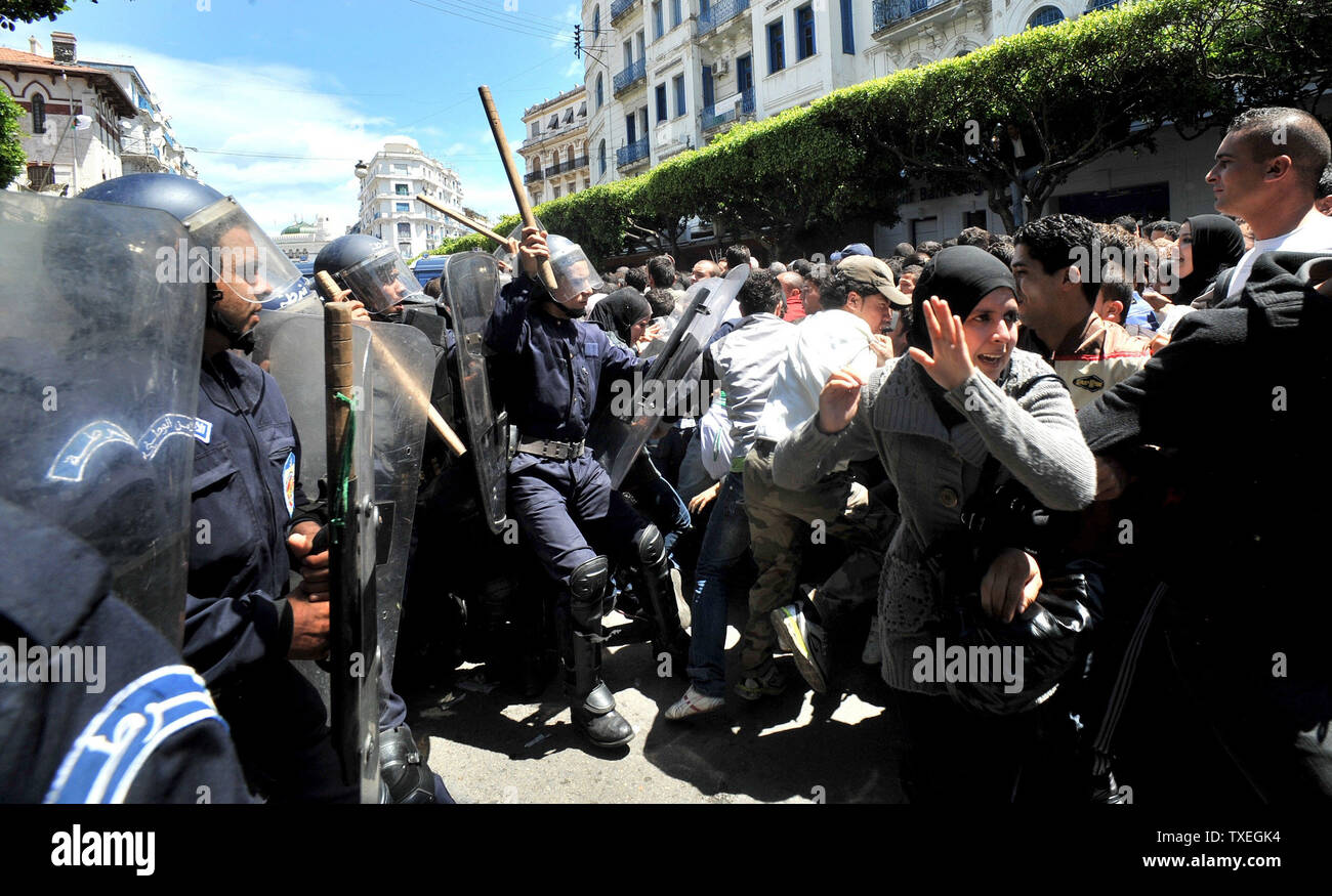 Des centaines d'étudiants algériens exigeant le changement politique démontrer le 2 mai 2011 dans le centre d'Alger. Des affrontements ont éclaté entre les forces de sécurité et les étudiants, en laissant au moins neuf personnes blessées, dont trois policiers. Les étudiants avaient prévu de se rencontrer à Alger' bureau de poste central, qui est un monument dans la capitale, et en mars sur les édifices gouvernementaux à environ deux kilomètres, mais aussi de la police s'est avéré par centaines. Les élèves ont essayé plusieurs fois de briser la barrière de la police et de la police ont commencé à utiliser leurs matraques, tandis que leurs adversaires ont lancé un projectile fait de gla Banque D'Images