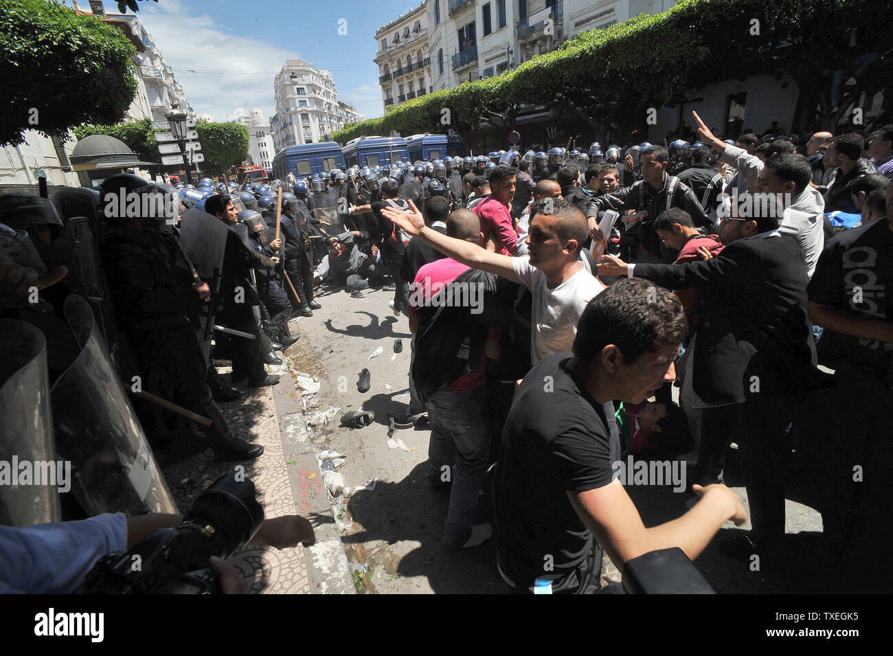 Des centaines d'étudiants algériens exigeant le changement politique démontrer le 2 mai 2011 dans le centre d'Alger. Des affrontements ont éclaté entre les forces de sécurité et les étudiants, en laissant au moins neuf personnes blessées, dont trois policiers. Les étudiants avaient prévu de se rencontrer à Alger' bureau de poste central, qui est un monument dans la capitale, et en mars sur les édifices gouvernementaux à environ deux kilomètres, mais aussi de la police s'est avéré par centaines. Les élèves ont essayé plusieurs fois de briser la barrière de la police et de la police ont commencé à utiliser leurs matraques, tandis que leurs adversaires ont lancé un projectile fait de gla Banque D'Images