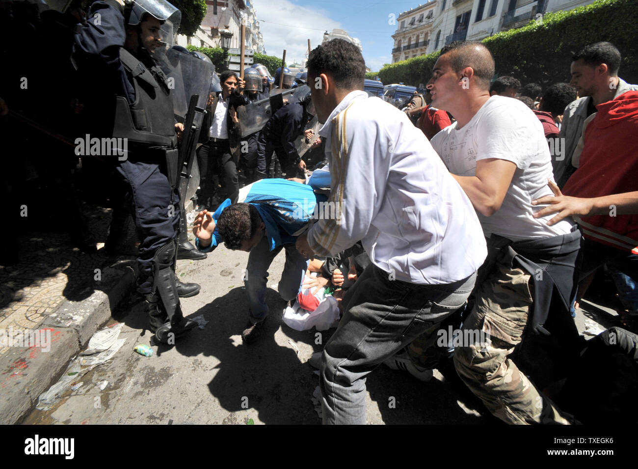 Des centaines d'étudiants algériens exigeant le changement politique démontrer le 2 mai 2011 dans le centre d'Alger. Des affrontements ont éclaté entre les forces de sécurité et les étudiants, en laissant au moins neuf personnes blessées, dont trois policiers. Les étudiants avaient prévu de se rencontrer à Alger' bureau de poste central, qui est un monument dans la capitale, et en mars sur les édifices gouvernementaux à environ deux kilomètres, mais aussi de la police s'est avéré par centaines. Les élèves ont essayé plusieurs fois de briser la barrière de la police et de la police ont commencé à utiliser leurs matraques, tandis que leurs adversaires ont lancé un projectile fait de gla Banque D'Images
