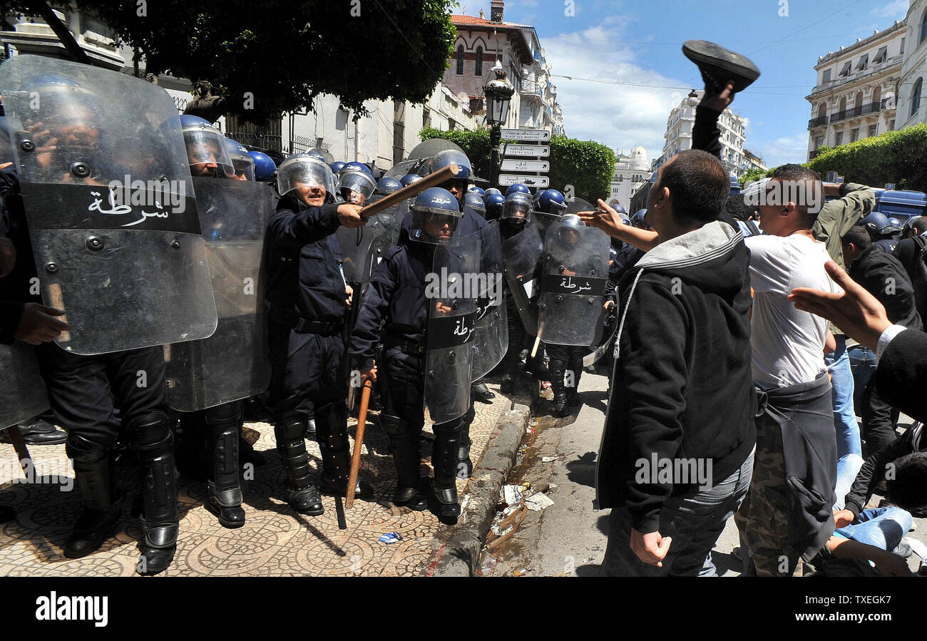 Des centaines d'étudiants algériens exigeant le changement politique démontrer le 2 mai 2011 dans le centre d'Alger. Des affrontements ont éclaté entre les forces de sécurité et les étudiants, en laissant au moins neuf personnes blessées, dont trois policiers. Les étudiants avaient prévu de se rencontrer à Alger' bureau de poste central, qui est un monument dans la capitale, et en mars sur les édifices gouvernementaux à environ deux kilomètres, mais aussi de la police s'est avéré par centaines. Les élèves ont essayé plusieurs fois de briser la barrière de la police et de la police ont commencé à utiliser leurs matraques, tandis que leurs adversaires ont lancé un projectile fait de gla Banque D'Images
