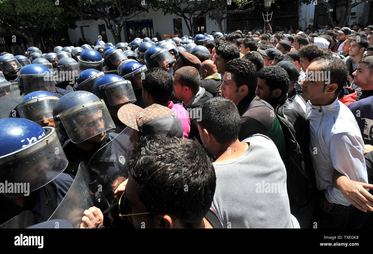 Des centaines d'étudiants algériens exigeant le changement politique démontrer le 2 mai 2011 dans le centre d'Alger. Des affrontements ont éclaté entre les forces de sécurité et les étudiants, en laissant au moins neuf personnes blessées, dont trois policiers. Les étudiants avaient prévu de se rencontrer à Alger' bureau de poste central, qui est un monument dans la capitale, et en mars sur les édifices gouvernementaux à environ deux kilomètres, mais aussi de la police s'est avéré par centaines. Les élèves ont essayé plusieurs fois de briser la barrière de la police et de la police ont commencé à utiliser leurs matraques, tandis que leurs adversaires ont lancé un projectile fait de gla Banque D'Images