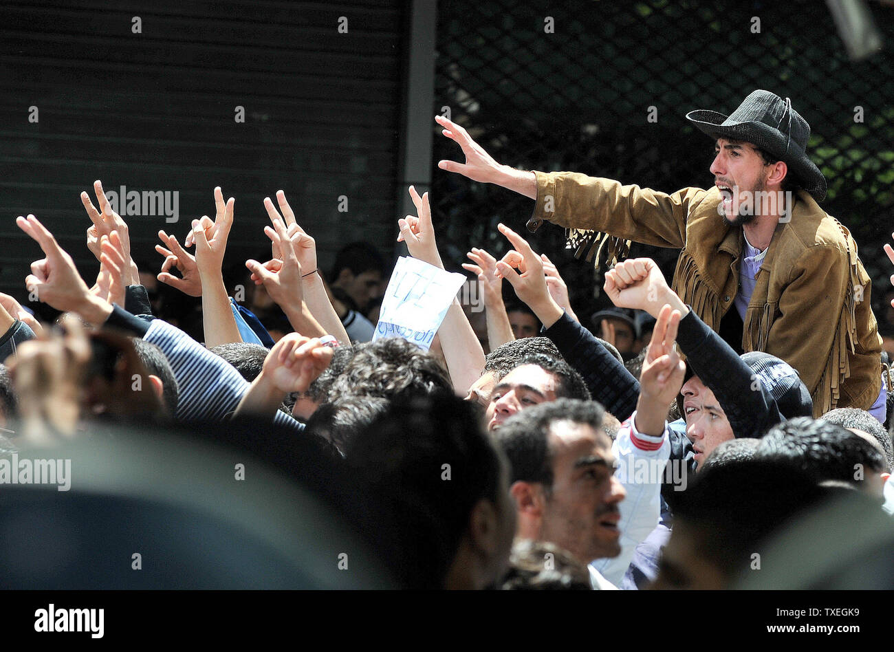 Des centaines d'étudiants algériens exigeant le changement politique démontrer le 2 mai 2011 dans le centre d'Alger. Des affrontements ont éclaté entre les forces de sécurité et les étudiants, en laissant au moins neuf personnes blessées, dont trois policiers. Les étudiants avaient prévu de se rencontrer à Alger' bureau de poste central, qui est un monument dans la capitale, et en mars sur les édifices gouvernementaux à environ deux kilomètres, mais aussi de la police s'est avéré par centaines. Les élèves ont essayé plusieurs fois de briser la barrière de la police et de la police ont commencé à utiliser leurs matraques, tandis que leurs adversaires ont lancé un projectile fait de gla Banque D'Images