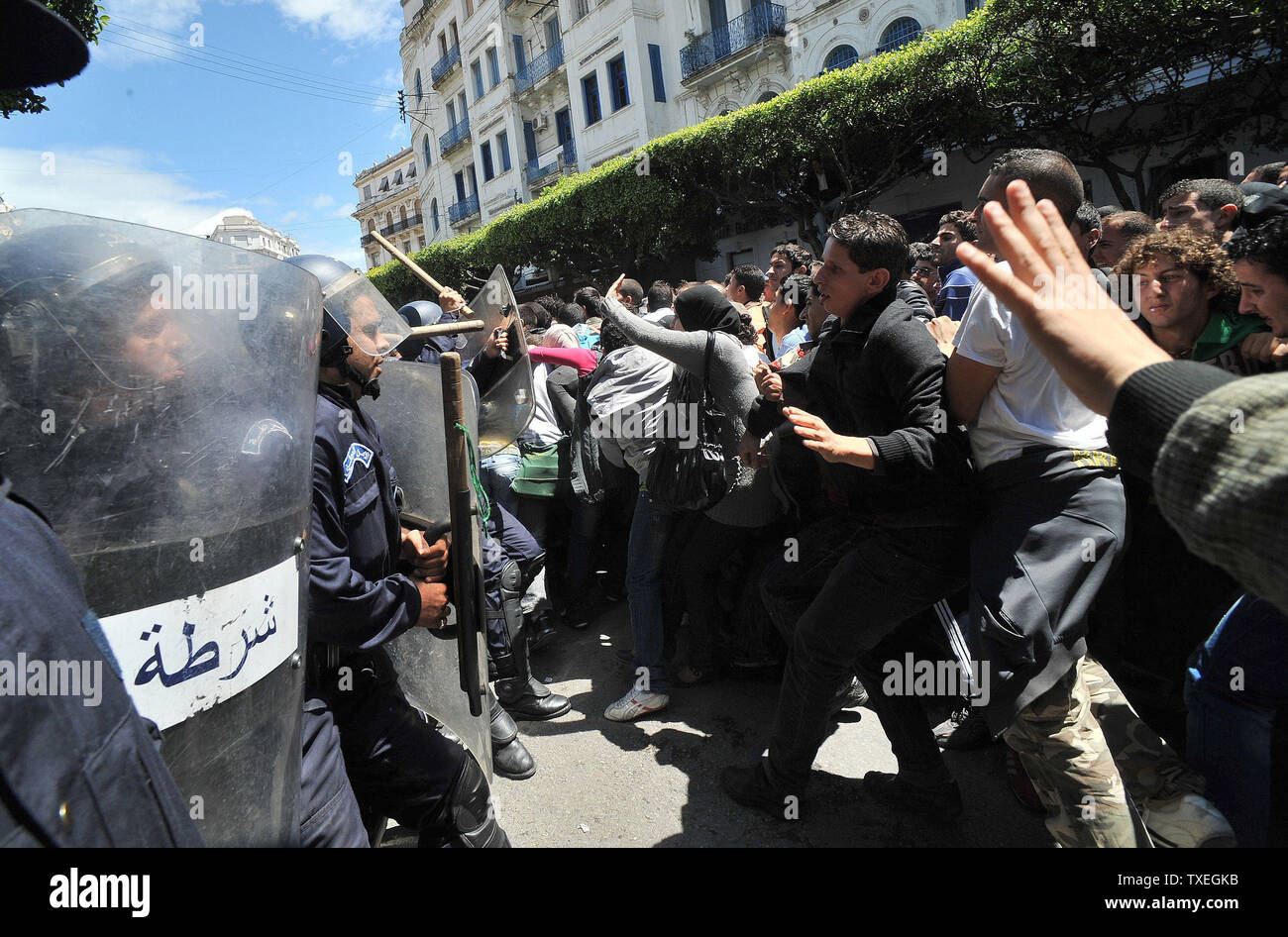 Des centaines d'étudiants algériens exigeant le changement politique démontrer le 2 mai 2011 dans le centre d'Alger. Des affrontements ont éclaté entre les forces de sécurité et les étudiants, en laissant au moins neuf personnes blessées, dont trois policiers. Les étudiants avaient prévu de se rencontrer à Alger' bureau de poste central, qui est un monument dans la capitale, et en mars sur les édifices gouvernementaux à environ deux kilomètres, mais aussi de la police s'est avéré par centaines. Les élèves ont essayé plusieurs fois de briser la barrière de la police et de la police ont commencé à utiliser leurs matraques, tandis que leurs adversaires ont lancé un projectile fait de gla Banque D'Images