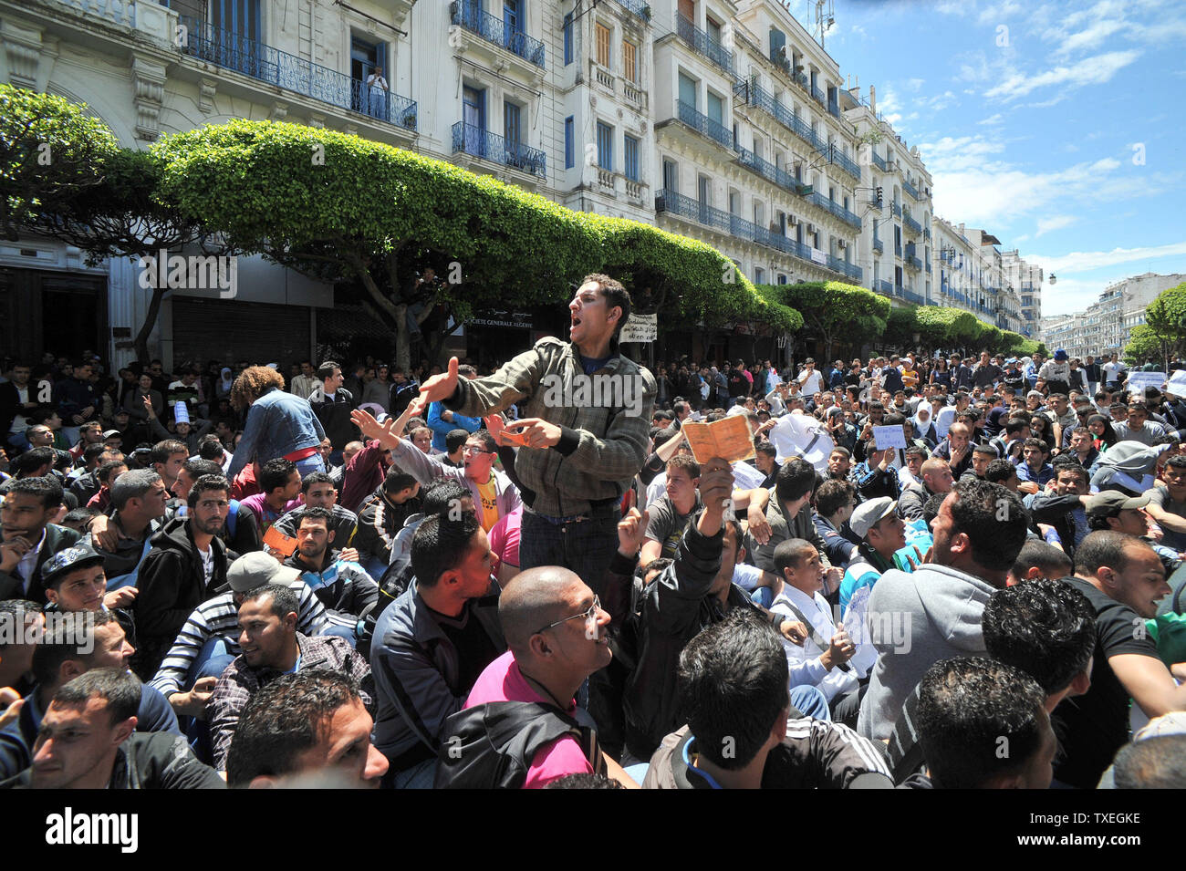 Des centaines d'étudiants algériens exigeant le changement politique démontrer le 2 mai 2011 dans le centre d'Alger. Des affrontements ont éclaté entre les forces de sécurité et les étudiants, en laissant au moins neuf personnes blessées, dont trois policiers. Les étudiants avaient prévu de se rencontrer à Alger' bureau de poste central, qui est un monument dans la capitale, et en mars sur les édifices gouvernementaux à environ deux kilomètres, mais aussi de la police s'est avéré par centaines. Les élèves ont essayé plusieurs fois de briser la barrière de la police et de la police ont commencé à utiliser leurs matraques, tandis que leurs adversaires ont lancé un projectile fait de gla Banque D'Images
